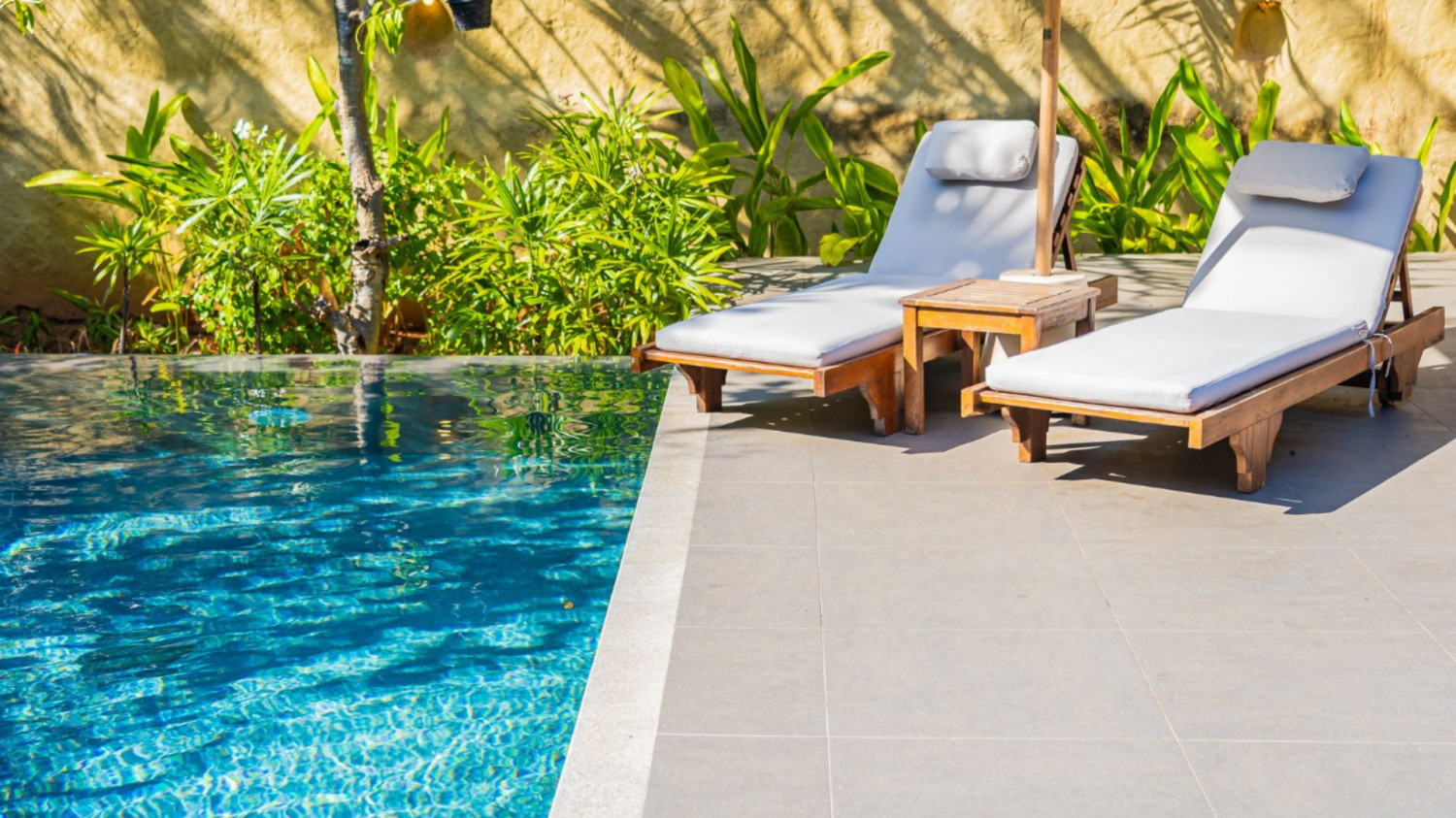 Por que o outono é a melhor época para reformar ou construir sua piscina